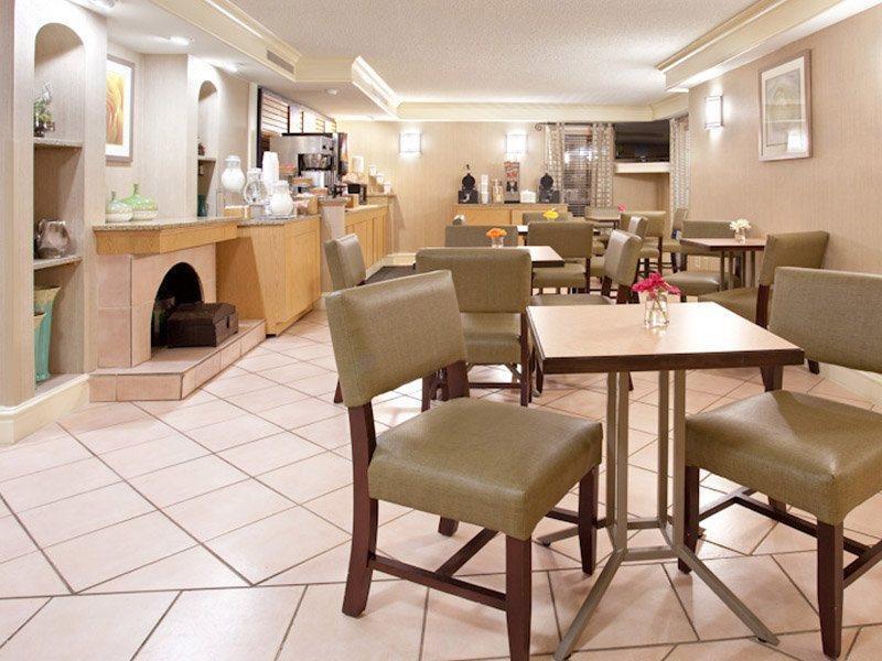 La Quinta Inn By Wyndham Denver Central Restaurant bilde